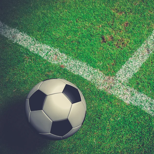 Fußball (Fußball) im grünen Rasenfeld. — Stockfoto