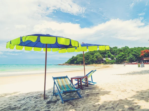 Dwa leżaki i parasol plaży tropikalnej wyspie samed, Tajlandia — Zdjęcie stockowe