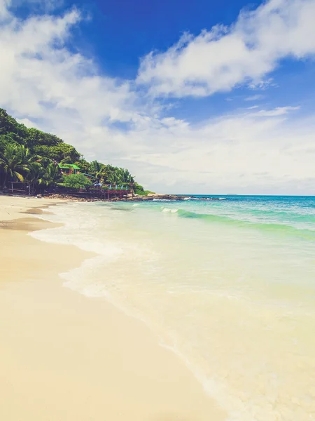 Ilha tailandesa de Koh Samed. A pilha de pedras na praia — Fotografia de Stock