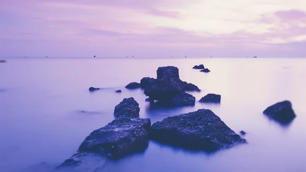 Красивый морской пейзаж. Море и скала на закате (винтажный фильтр e — стоковое фото
