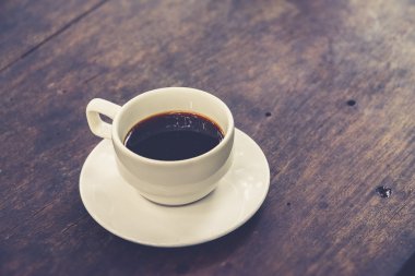 Beyaz kahve fincanı ahşap tablo (kullanılan Vintage filtre efekti)