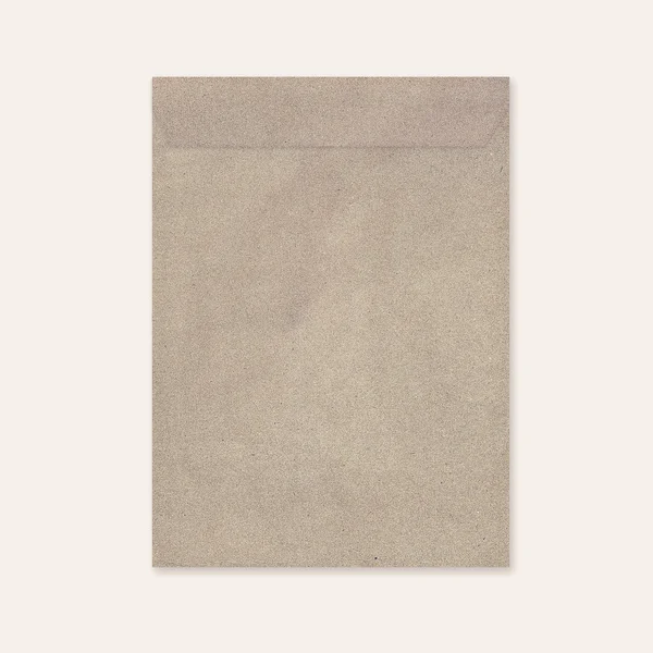 Иллюстрация коричневого конверта, изолированного на белом — стоковое фото