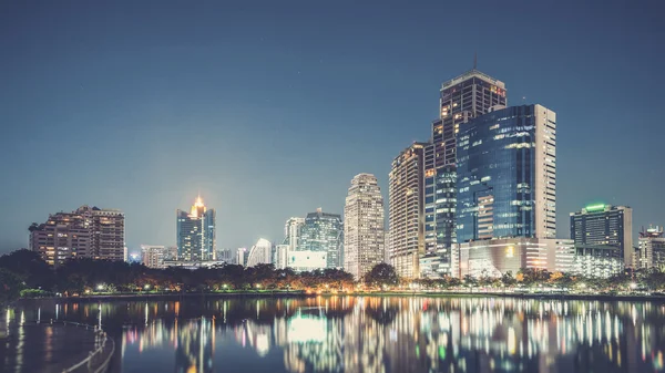 Bangkok centro de la ciudad por la noche (efecto de filtro Vintage utilizado ) — Foto de Stock