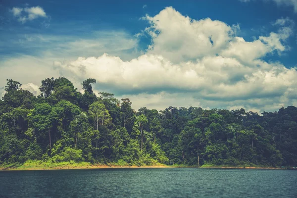 Lago Cheo Lan. Parque Nacional Khao Sok. Tailandia. (Filtro Vintage —  Fotos de Stock