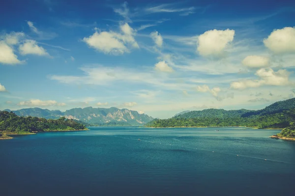 Lago Cheo Lan. Parque Nacional Khao Sok. Tailândia. (Filtro vintage — Fotografia de Stock