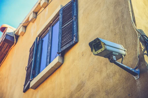 Janelas com cctv na parede (efeito de filtro vintage usado ) — Fotografia de Stock