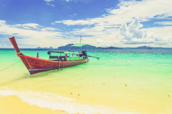 クラダン島、タイの長い尾のボート(ヴィンテージフィルターエフェ — ストック写真
