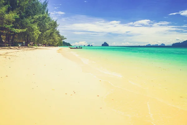 Pulau Kradan, sebuah pulau di Laut Andaman, Thailand (Vintage f — Stok Foto