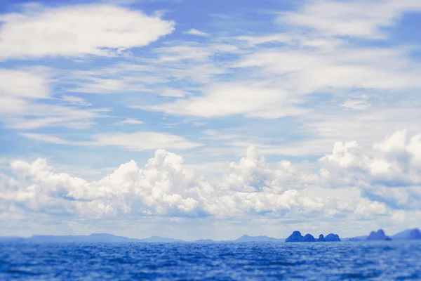 Beau ciel bleu vue mer (effet filtre vintage utilisé ) — Photo