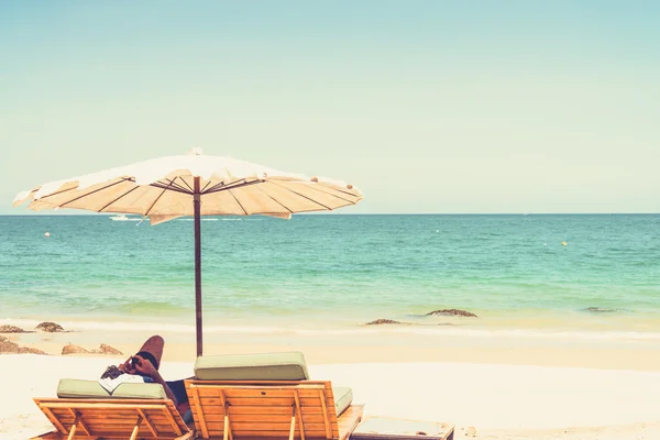 Beach chair and umbrella on sand beach. (Vintage filter effect u — Stock Photo, Image