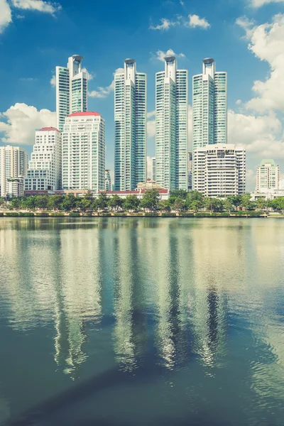 Highrise modern gebouw in Bangkok, Thailand. (Vintage filter e — Stockfoto