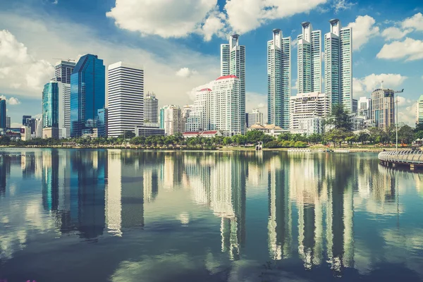 Edificio moderno Highrise en Bangkok, Tailandia. (Filtro vintage e — Foto de Stock