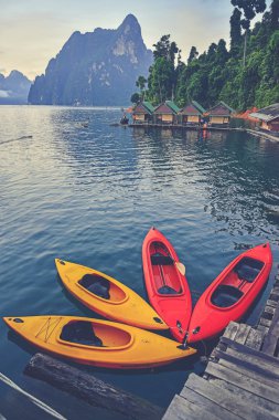 Cheo Lan gölde kayık. Khao Sok Milli Parkı. Tayland. (Vinta