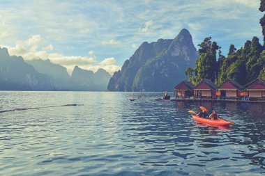 Cheo Lan gölde Kayak. Khao Sok Milli Parkı. Tayland. (VI