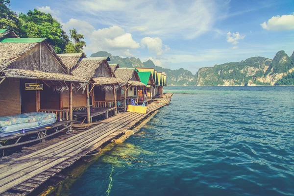 Parque Nacional Khao Sok, Montanha e Lago na Tailândia (Vintage f — Fotografia de Stock