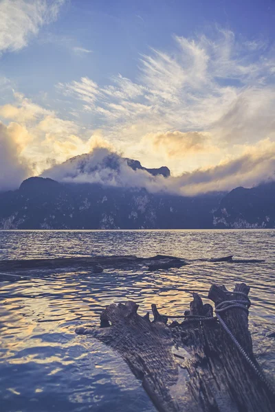 Khao-Sok in morning, the popular national park of Thailand  (Vin — Stock Photo, Image