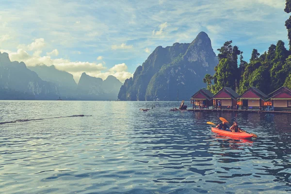 Kayaking on Cheo Lan lake. Khao Sok National Park. Thailand. (Vi — Stock Photo, Image