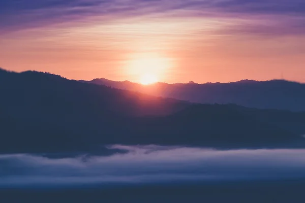 Landskap med utsikt över bergen och soluppgången på yun lai viewpoint, pai — Stockfoto