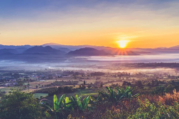 Landscape of Mountain views and Sunrise (Vintage filter effect u — Stock Photo, Image