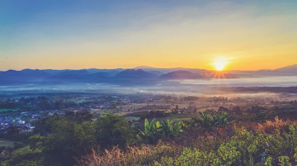 Paisagem de vistas da montanha e nascer do sol (efeito de filtro vintage u — Fotografia de Stock