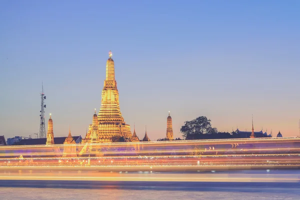 Met verlichting effect (Vintage filter effect u van Wat Arun prang — Stockfoto