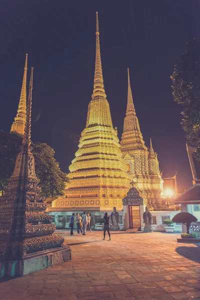 Wat Pho, templo Buddhist en la noche, Bangkok, Tailandia. (Vintage —  Fotos de Stock