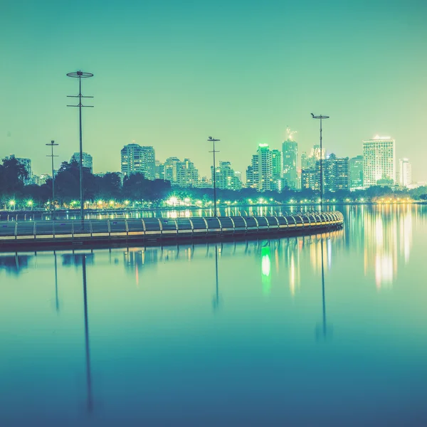 城市的夜晚用反射的天际线，复古色调 — 图库照片