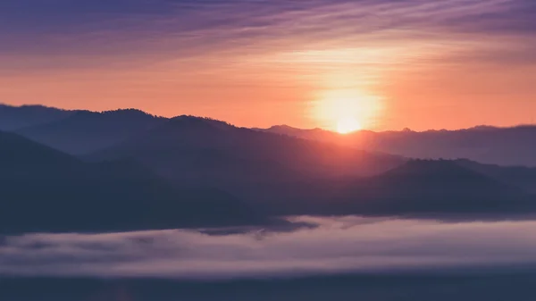 Paisagem de vistas da montanha e nascer do sol no Miradouro Yun Lai, Pai — Fotografia de Stock