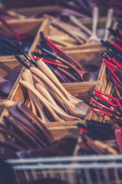 Sepet içinde birçok tahta kaşık