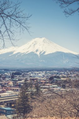 Japonya'da kırmızı pagoda görünümünden Fuji Dağı