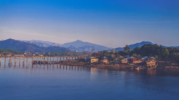 A mais longa ponte de madeira e cidade flutuante em Sangklaburi Kanch — Fotografia de Stock