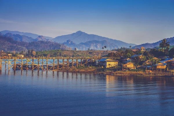De langste houten brug en drijvende stad in sangklaburi kanch — Stockfoto