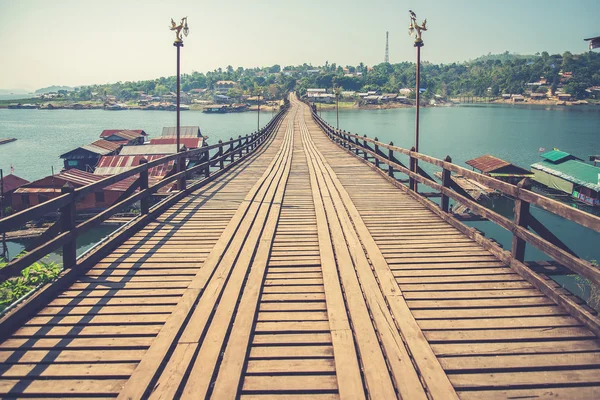 Puente Lun en sangklaburi, kanchanaburi, Tailandia (Filtro Vintage —  Fotos de Stock
