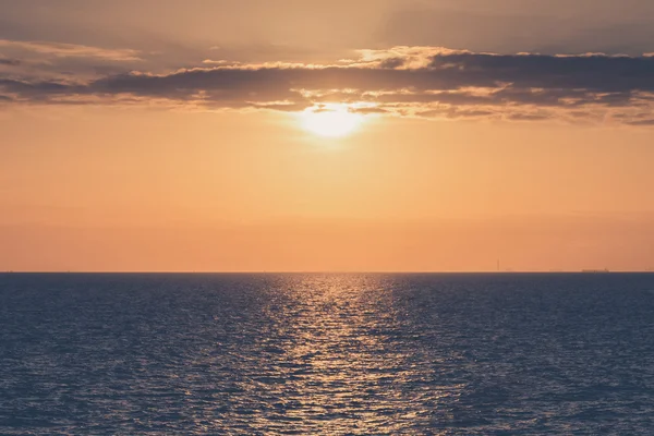 Paisaje marino al atardecer (filtrado vintage ) — Foto de Stock