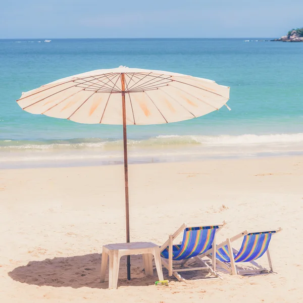 เก้าอี้ชายหาดและร่มบนชายหาด — ภาพถ่ายสต็อก