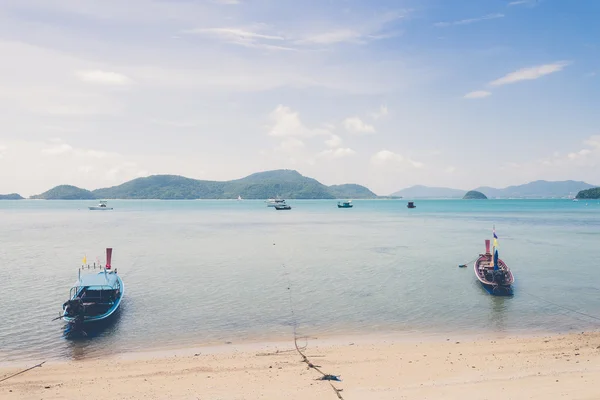 プーケット島、タイ (ヴィンテージ フィルター エフェで長い尾のボート — ストック写真