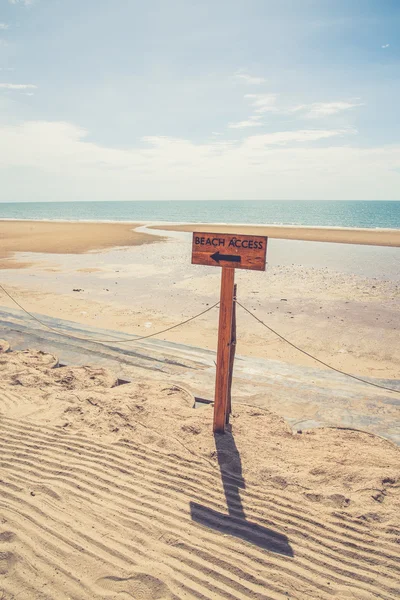 Beach access sign (Vintage filter effect used) — Stock Photo, Image