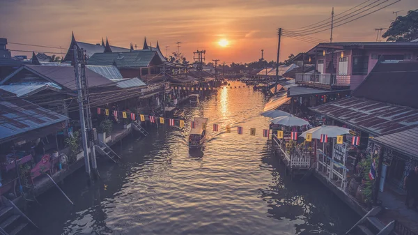 Pływających rynku Amphawa wieczór w Samut Songkhram (Vintage fil — Zdjęcie stockowe