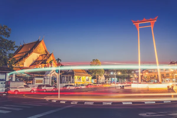 De gigantische schommel en suthat tempel op twilight tijd, bangkok, tha — Stockfoto