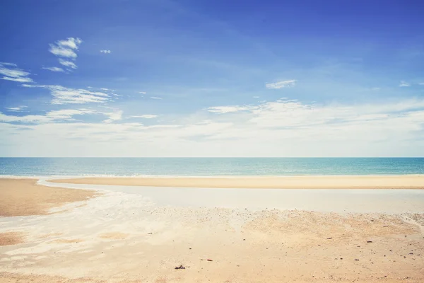 Praia de areia branca tropical no dia ensolarado. (Efeito de filtro vintage — Fotografia de Stock