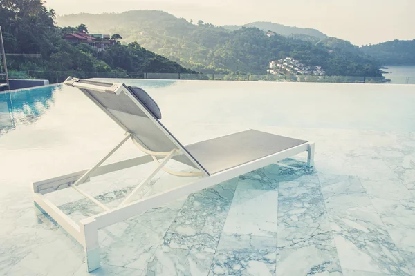 Luxus-Pool und blaues Wasser im Resort mit schönen — Stockfoto