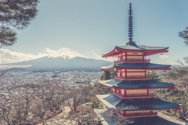 Mt. Fuji Chureito Pagoda adlı gündoğumu Güz, Fujiyoshida ile,