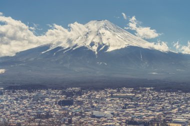 Japonya'da kırmızı pagoda Fujikawa şehir ve dağ Fuji görünümünden