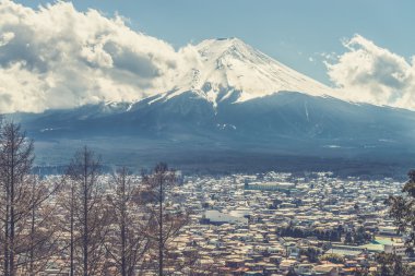 Japonya'da kırmızı pagoda Fujikawa şehir ve dağ Fuji görünümünden