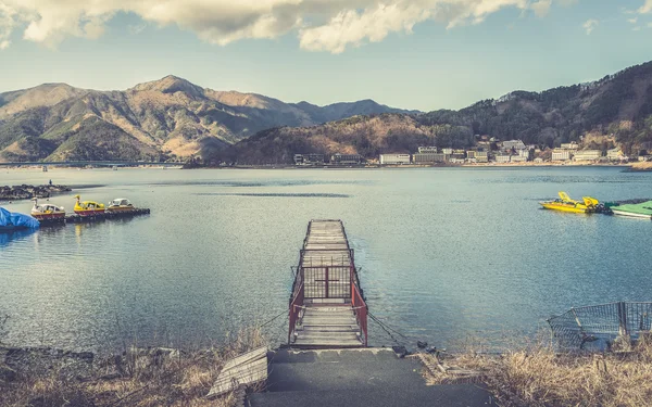 Вид на озеро kawakuchiko, Японія. — стокове фото