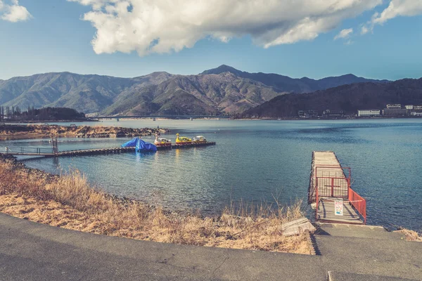 Kawakuchiko Gölü, Japonya görünümünü. (Kullanılan vintage filtre efekti) — Stok fotoğraf