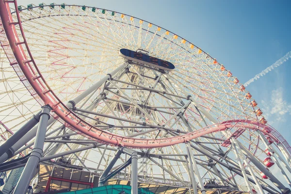 Büyük bir dönme dolap Yokohama, Japonya. — Stok fotoğraf