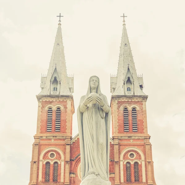 Rzeźba Matki Boskiej przed Saigon Notre-Dame — Zdjęcie stockowe