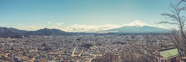 Hora Fudži pohled od červené pagoda v Japonsku. panorama pohled — Stock fotografie