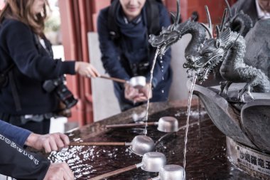 kimliği belirsiz kişi temizler eller